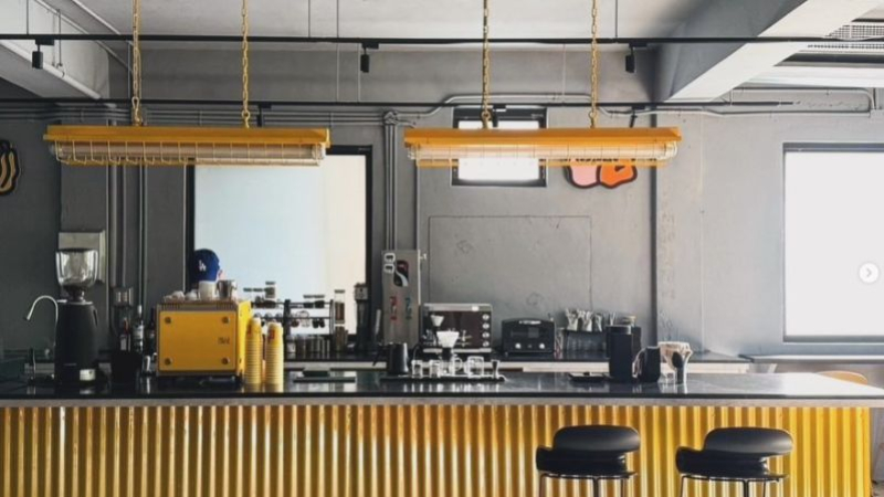 Seen Ru Hing, Vintage Charm Meets Café Culture